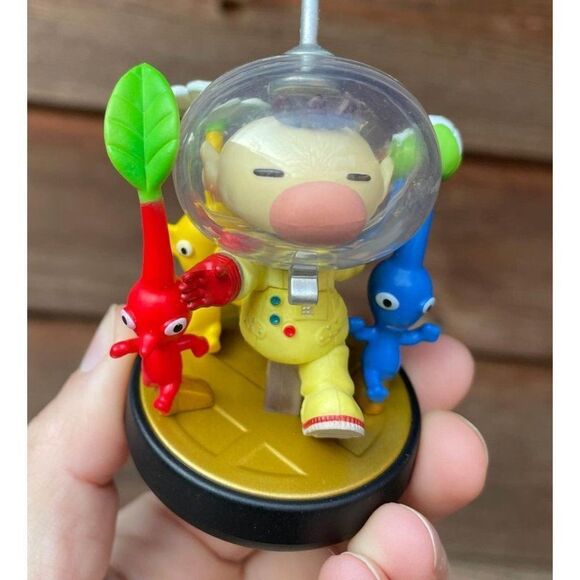 Pikmin and olimar super smash Bros Amiibo figure